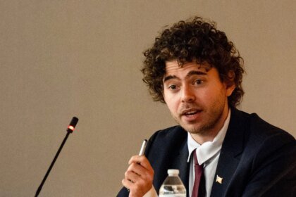 Aqui estão algumas variações para o título:

1. Quem é o proprietário do site de apostas que se tornou o bilionário mais jovem sem herança?
2. Quem fundou o site de apostas e virou o bilionário mais jovem sem fortuna herdada?
3. Conheça o dono do site de apostas que virou bilionário jovem sem receber herança.
4. Bilionário mais jovem sem herança: quem é o dono do site de apostas?
5. Quem é o bilionário mais jovem e fundador de site de apostas sem legado familiar?