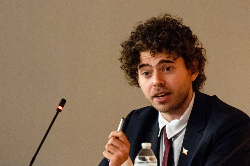 Aqui estão algumas variações para o título:

1. Quem é o proprietário do site de apostas que se tornou o bilionário mais jovem sem herança?
2. Quem fundou o site de apostas e virou o bilionário mais jovem sem fortuna herdada?
3. Conheça o dono do site de apostas que virou bilionário jovem sem receber herança.
4. Bilionário mais jovem sem herança: quem é o dono do site de apostas?
5. Quem é o bilionário mais jovem e fundador de site de apostas sem legado familiar?