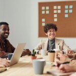 Aqui estão algumas variações para o título “Cinco coisas que inovadores disruptivos fazem de diferente”:

1. Cinco atitudes que distinguem inovadores disruptivos  
2. Cinco hábitos únicos dos inovadores disruptivos  
3. Cinco práticas que inovadores disruptivos adotam  
4. Cinco formas distintas de agir dos inovadores disruptivos  
5. Cinco características dos inovadores disruptivos que fazem a diferença  

Se quiser, posso sugerir mais opções!