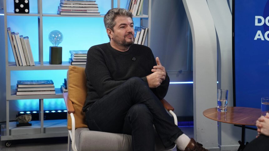 Aqui estão algumas variações para o título “da Globo ao Play9 Content Group”:

1. “De Globo para Play9 Content Group”
2. “Do Grupo Globo ao Play9 Content Group”
3. “Da emissora Globo ao Play9 Content Group”
4. “Da Globo ao universo Play9 Content Group”
5. “Transição da Globo para o Play9 Content Group”
6. “Migrando da Globo para o Play9 Content Group”

Se quiser, posso criar outras versões com um tom ou foco diferente.