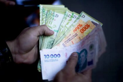 Argentinos investem bilhões em compras no exterior e intensificam a crise cambial