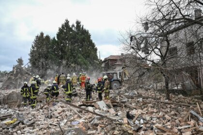Ataque noturno russo causa pelo menos 5 mortes na Ucrânia