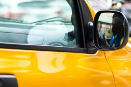 Avião cargueiro cai no mar após escorregar na pista do aeroporto de Hong Kong