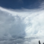 Avião sobrevoa “olho” do furacão Melissa, que ameaça devastar a Jamaica