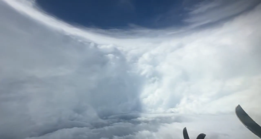 Avião sobrevoa “olho” do furacão Melissa, que ameaça devastar a Jamaica