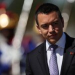 Carro do presidente do Equador é atacado por multidão; governo denuncia “atentado”