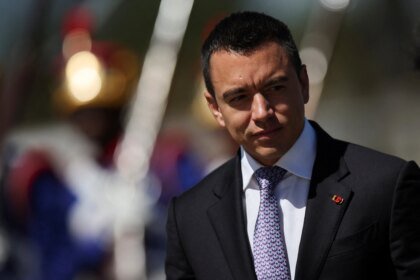 Carro do presidente do Equador é atacado por multidão; governo denuncia “atentado”