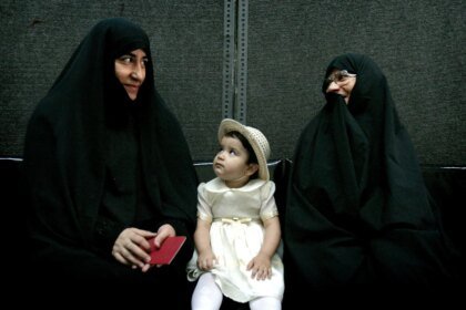 Casamento revela contraste entre a vida privada da elite e a repressão às mulheres no Irã