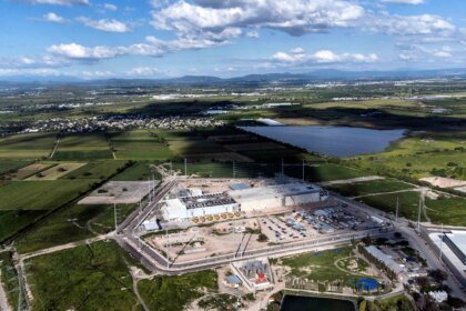 Centros de dados para IA consomem grandes quantidades de água e energia globalmente, gerando apreensão