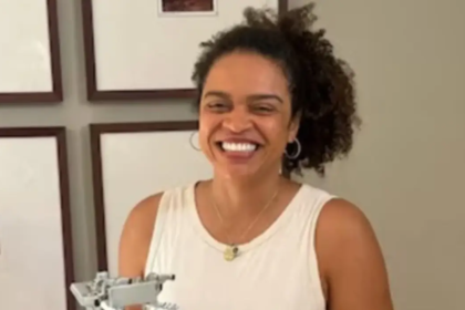 Cineasta brasileira detida nos EUA é liberada pela imigração, afirma marido