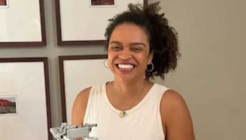 Cineasta brasileira detida nos EUA é liberada pela imigração, afirma marido