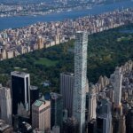 Claro! Aqui está uma reescrita do título:

“O edifício residencial mais alto de Nova York apresenta diversas rachaduras — quem é responsável por isso?”