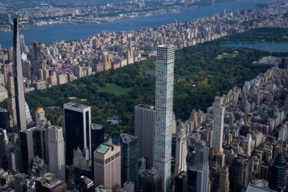 Claro! Aqui está uma reescrita do título:

“O edifício residencial mais alto de Nova York apresenta diversas rachaduras — quem é responsável por isso?”