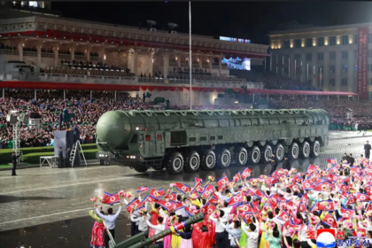 Coreia do Norte promove desfile militar e mostra novo míssil intercontinental