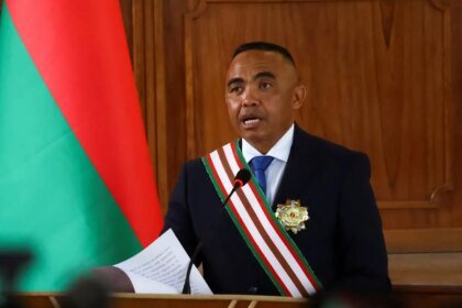 Coronel Michael Randrianirina assume comando de Madagascar após golpe militar