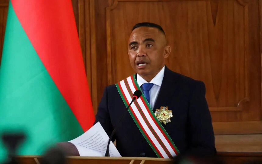 Coronel Michael Randrianirina assume comando de Madagascar após golpe militar