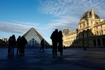Criminosos roubam joias; local permanece fechado neste domingo