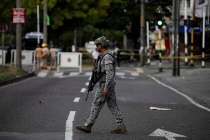 Dissidência das FARC ameaça responder à invasão dos EUA após declaração de Trump