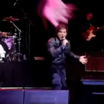 Em meio à crise, Milei canta rock e transforma lançamento de livro em espetáculo político