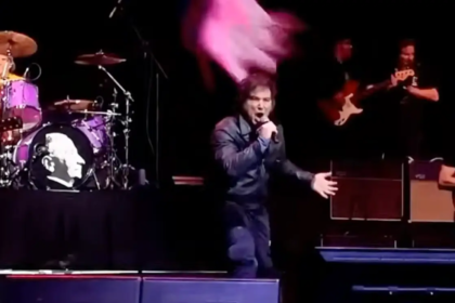 Em meio à crise, Milei canta rock e transforma lançamento de livro em espetáculo político