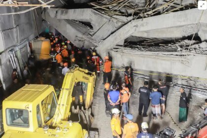 Escola desaba na Indonésia, 59 desaparecidos; buscas não encontram sinais de vida