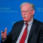 Ex-assessor de Segurança Nacional, desafeto de Trump, é indiciado nos EUA