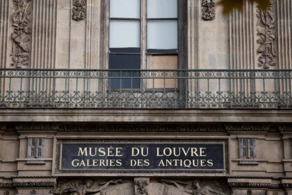 França detém suspeitos de roubo milionário de joias da Coroa no Museu do Louvre