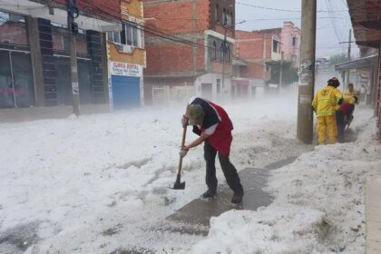 Granizo intenso cobre de gelo a cidade de Tarija, Bolívia