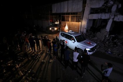 Hamas devolve corpos de reféns após ameaça de Israel de cortar ajuda a Gaza