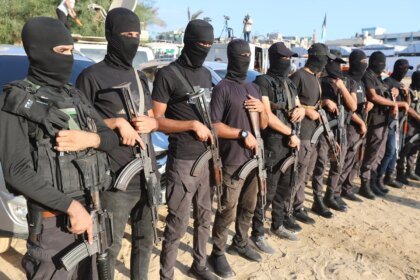Hamas executa série de ações em Gaza, citando preocupações com crimes e segurança