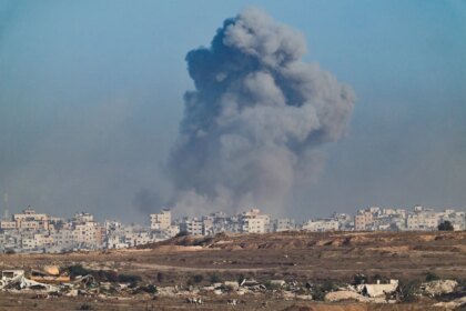 Israel ataca Gaza no aniversário da guerra; Catar afirma que plano de paz demanda esforço