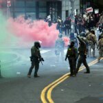 Juíza bloqueia envio de tropas de Trump para Oregon; Guardas são enviados a Chicago