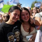 Lágrimas e comemoração marcam troca de reféns entre Israel e Hamas