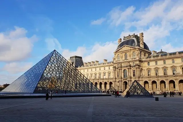 Louvre segue fechado e falha de segurança gera crise política na França