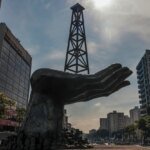 Maduro propôs fornecer petróleo e minerais da Venezuela aos EUA para impedir confronto militar.