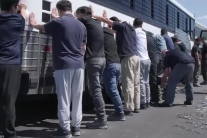 Maioria apoia deportação de imigrantes ilegais, mas reprova excessos de Trump