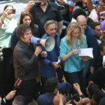 Milei retoma campanha nas ruas e realiza atos em áreas controladas pela oposição