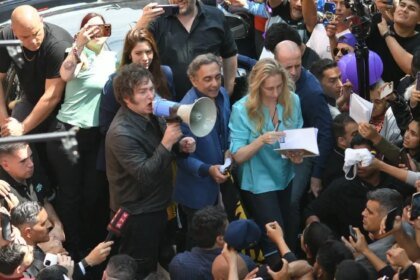 Milei retoma campanha nas ruas e realiza atos em áreas controladas pela oposição