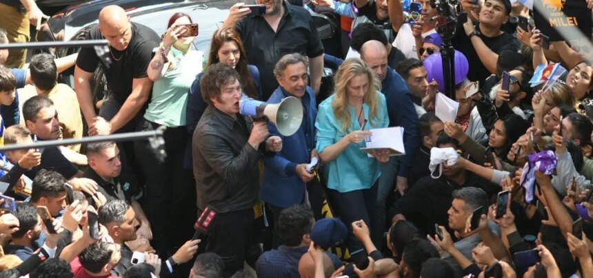 Milei retoma campanha nas ruas e realiza atos em áreas controladas pela oposição