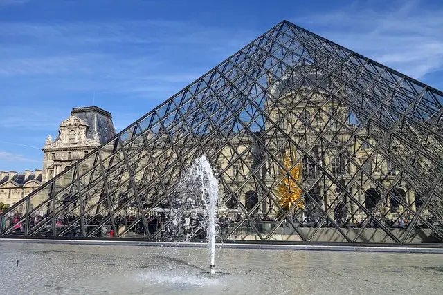 Museu do Louvre reabre para visitantes três dias após roubo de joias