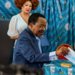 No poder há 43 anos, presidente mais idoso do mundo contabiliza votos para novo mandato