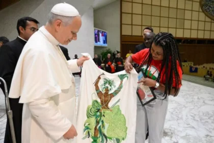 Papa Leão XIV acolhe MST no Vaticano e afirma: ‘terra é um direito sagrado’