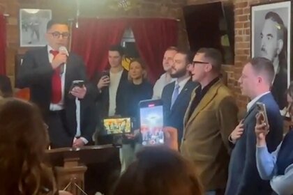 Partido alemão AfD busca apoio em Washington e se conecta ao movimento MAGA