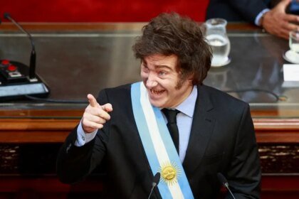 Partido de Milei vence eleições legislativas com 40,8% e fortalece domínio no Congresso