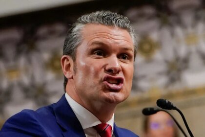Pentágono realizou novo ataque a embarcação próxima à Venezuela, afirma Hegseth