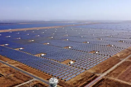 Por que a China instalou painéis solares em uma área de 420 km² no planalto mais elevado do planeta?