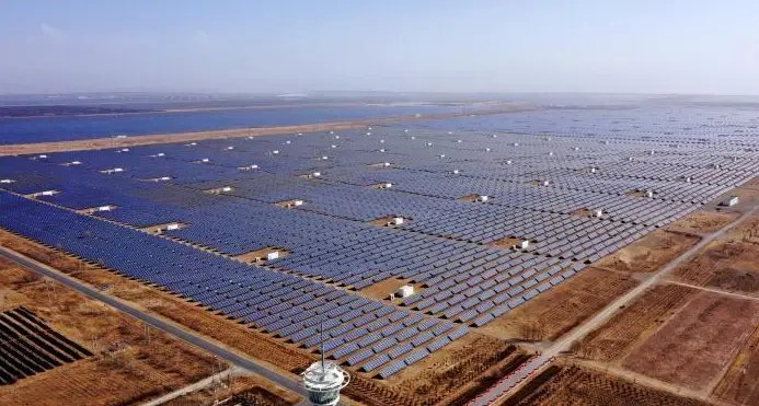 Por que a China instalou painéis solares em uma área de 420 km² no planalto mais elevado do planeta?