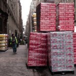 Por que a Coca-Cola encontra dificuldades para lançar uma bebida adoçada com açúcar de cana, conforme solicitado por Trump?