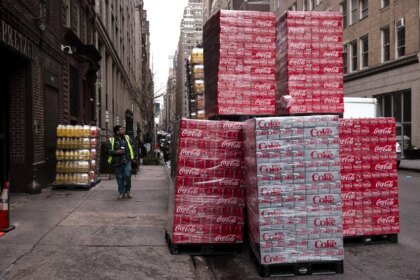 Por que a Coca-Cola encontra dificuldades para lançar uma bebida adoçada com açúcar de cana, conforme solicitado por Trump?