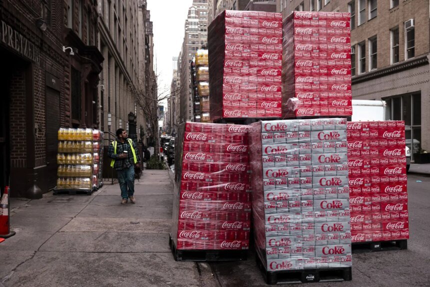 Por que a Coca-Cola encontra dificuldades para lançar uma bebida adoçada com açúcar de cana, conforme solicitado por Trump?